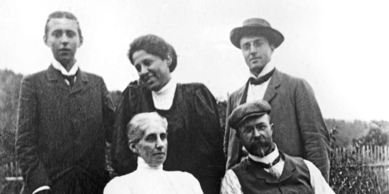 Tomáš Garrigue Masaryk s manželkou Charlottou po své pravici. Dcera Olga sedí před nimi na zemi. (1905)