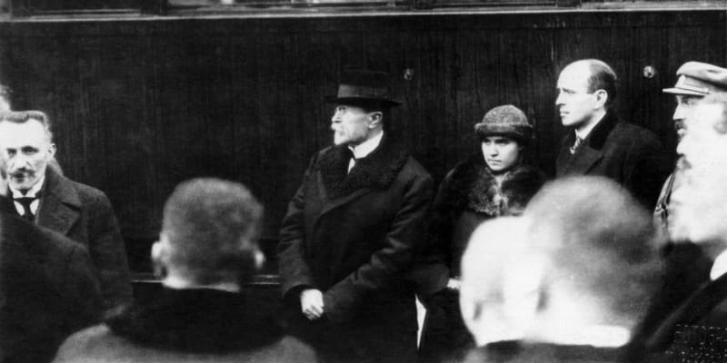 Tomáš Garrigue Masaryk po návratu do vlasti v roce 1918. Vpravo vedle něj dcera Olga.