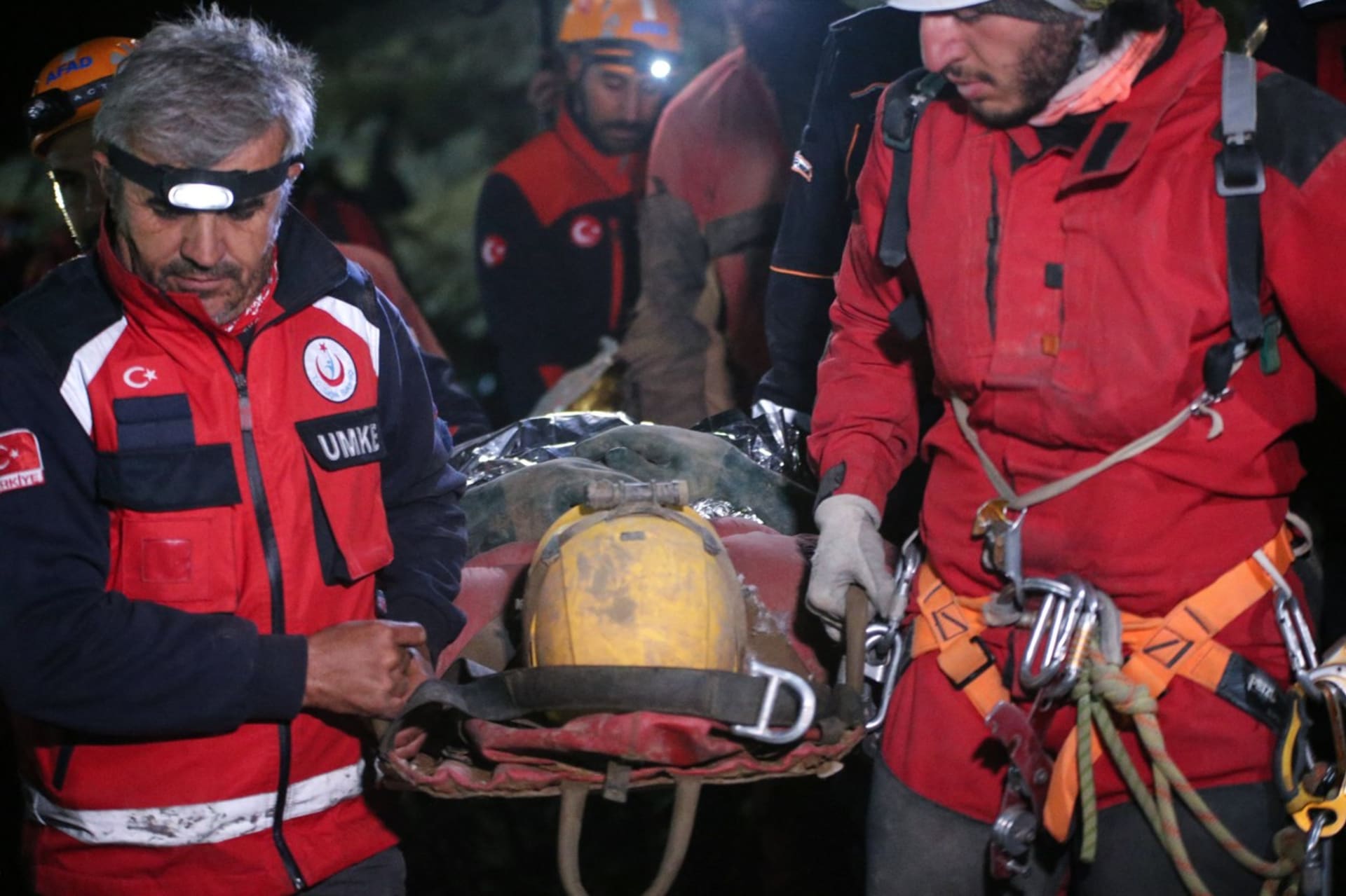  V Turecku po 10 dnech vyprostili muže, který uvázl v jeskyni.