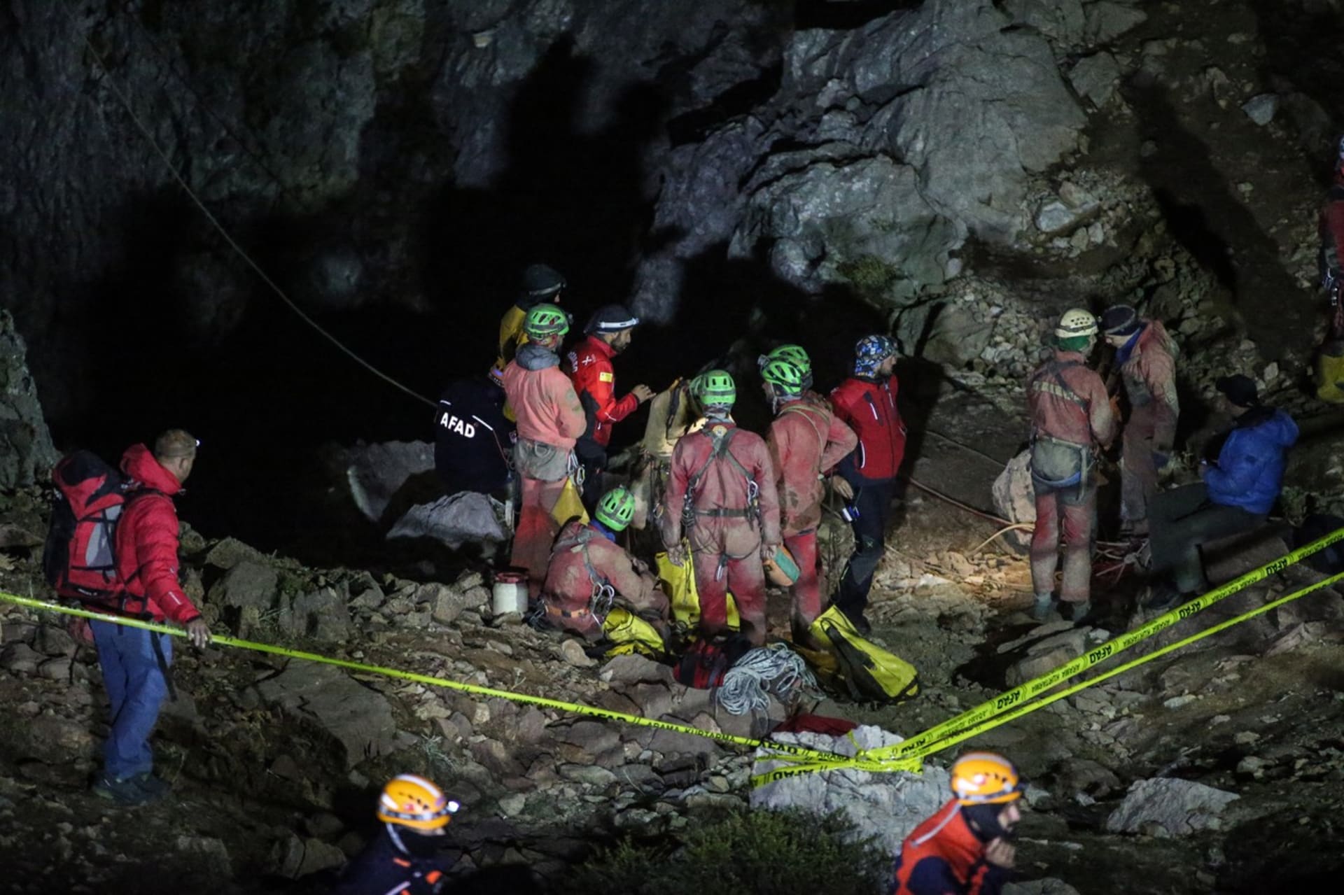  V Turecku po 10 dnech vyprostili muže, který uvázl v jeskyni.