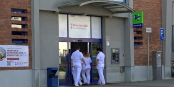 Covid nabírá na síle, první nemocnice v Česku omezila návštěvy. Chystají se další opatření?