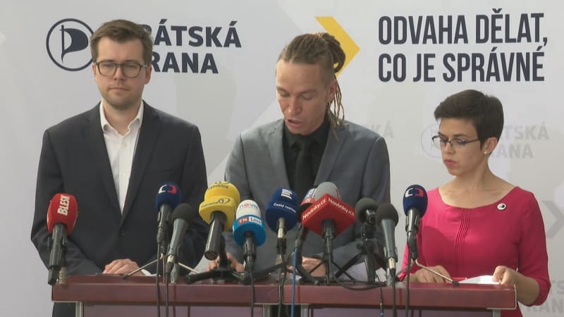 Piráti Jakub Michálek, Ivan Bartoš a Olga Richterová na tiskové konferenci
