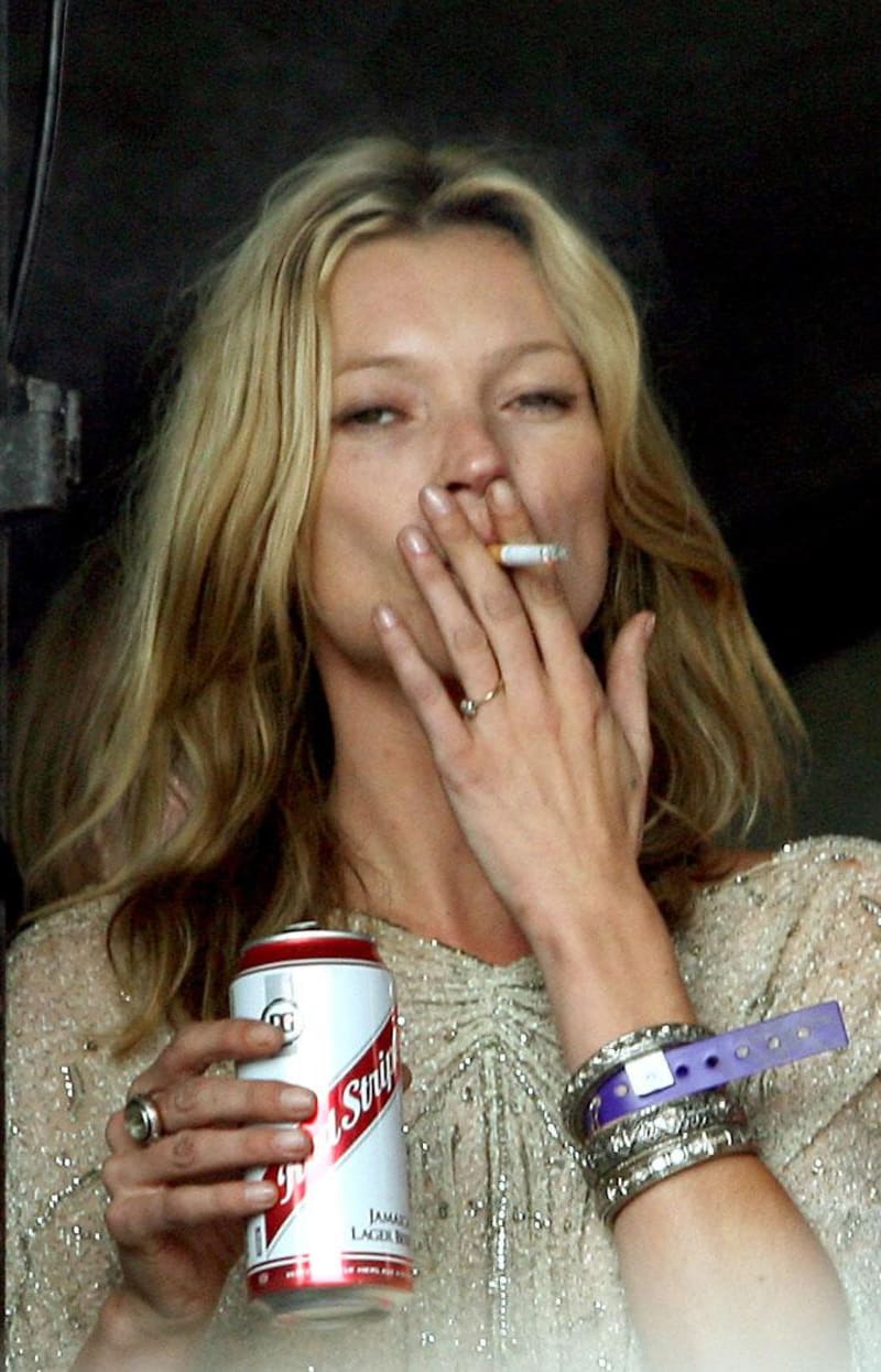 Cigaret se Kate Moss po celý život nedokázala vzdát.