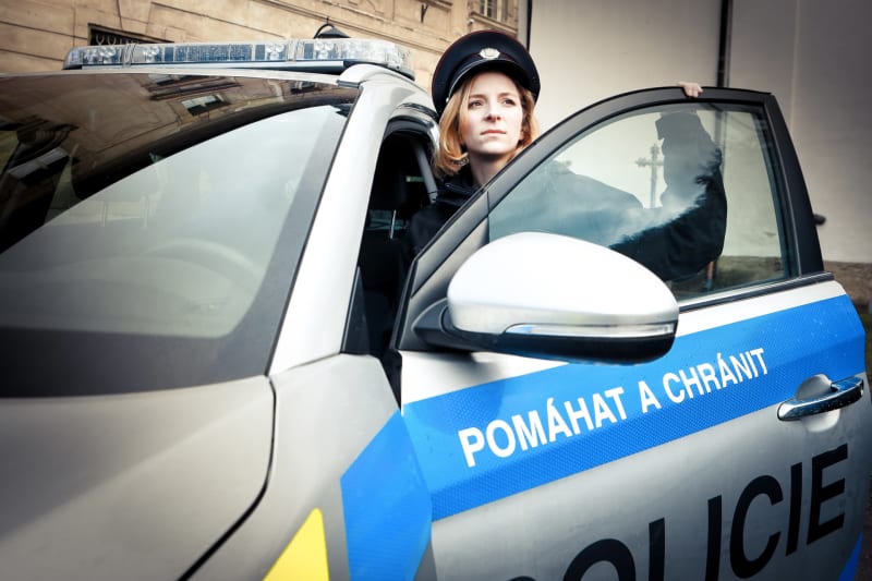 Tereza Švejdová v roli strážmistryně Kamily Žáčkové. 