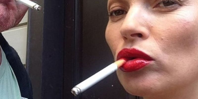 Vášní Kate Moss jsou cigarety.