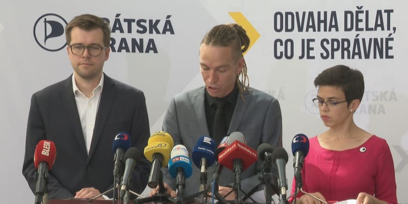 Piráti Jakub Michálek, Ivan Bartoš a Olga Richterová na tiskové konferenci