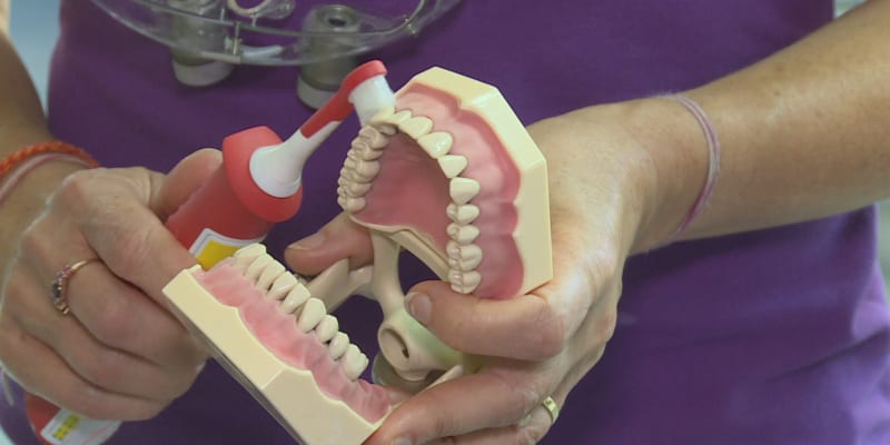 Zubní kazy u dětí? Můžou za to špatné návyky i nedůslední rodiče