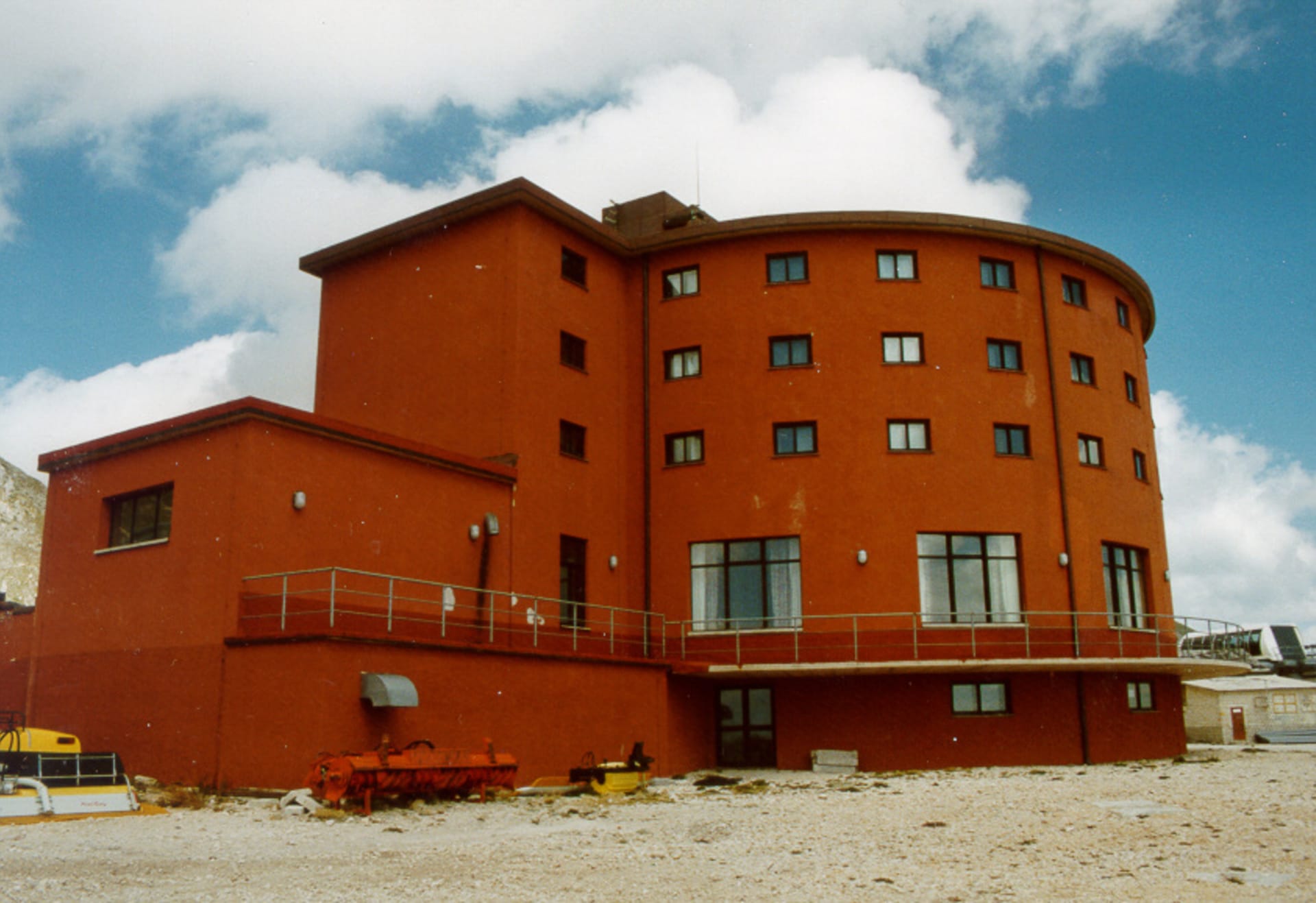 Hotel, v němž byl vězněn Benito Mussolini