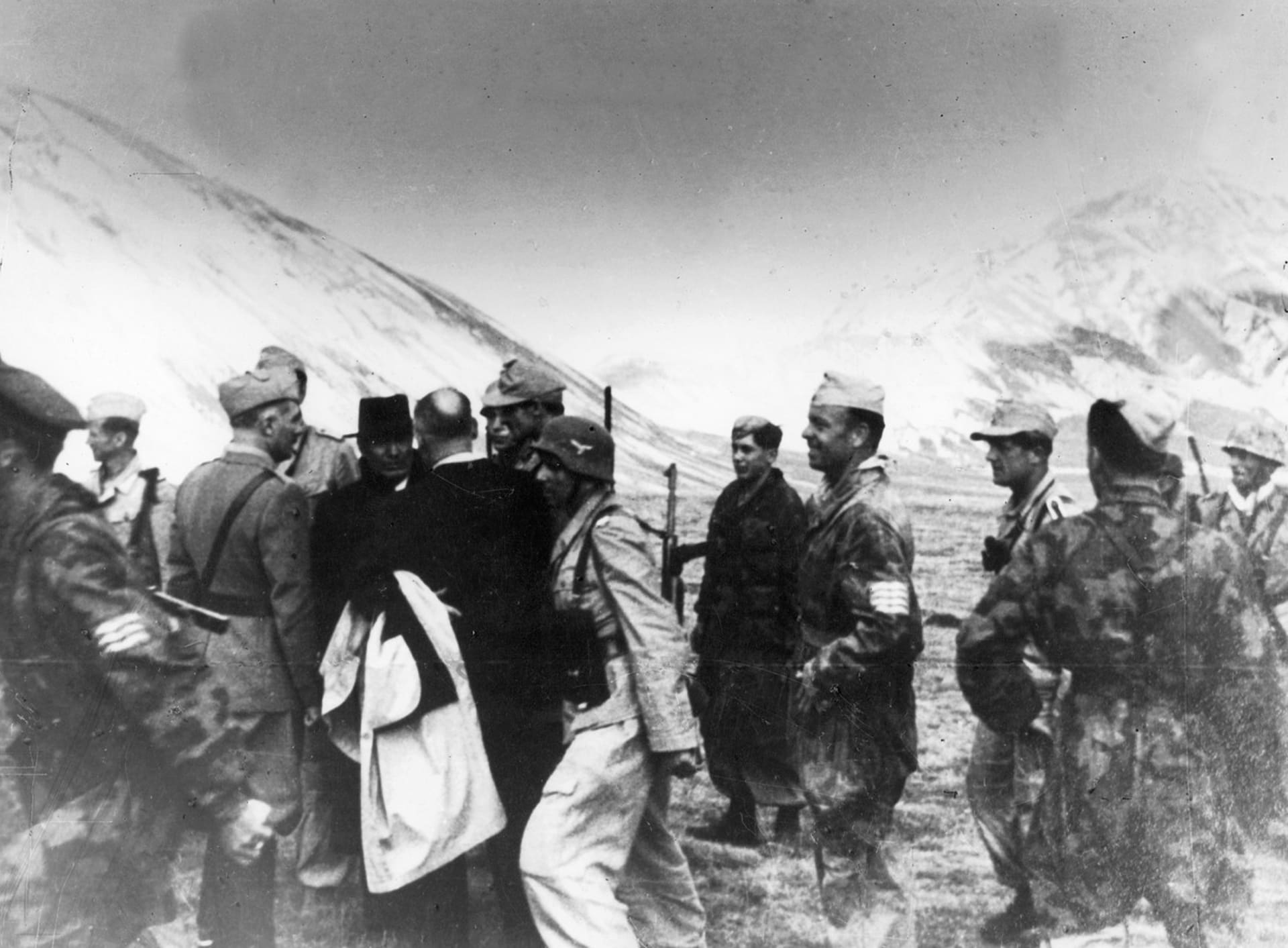Mussolini mezi německými výsadkáři