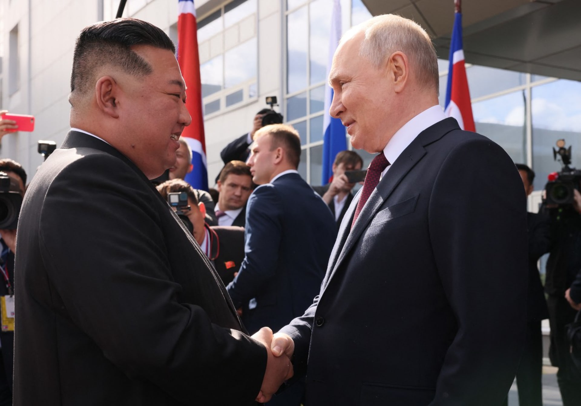 Kim Čong-Un a Putin se sešli na kosmodromu na ruském Dálném východě