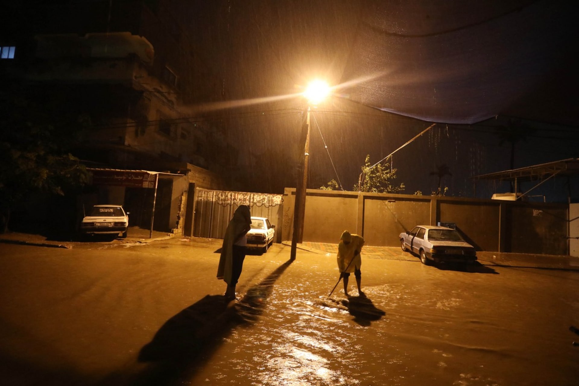 Lybijské přístavní město Derna zasáhly masivní záplavy z protržené nedaleké přehrady.