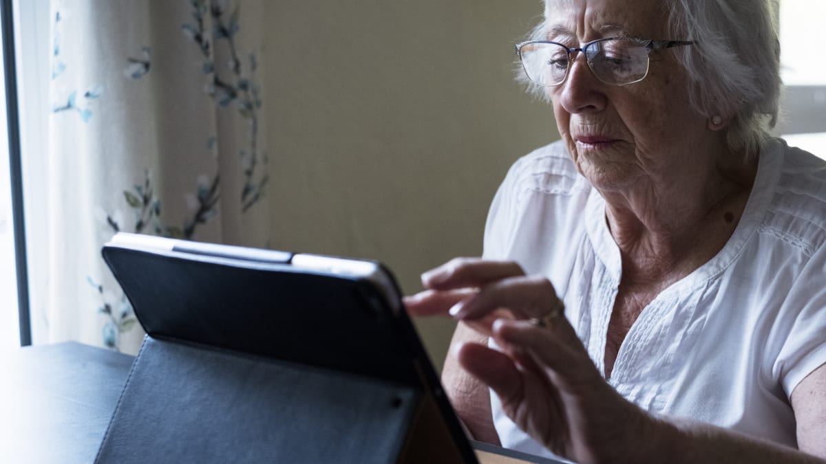 Seniorka s tabletem, ilustrační snímek