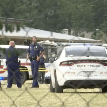 Nezletilý útočník zastřelil jednoho žáka na střední škole v Louisianě