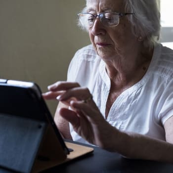 Seniorka s tabletem, ilustrační snímek