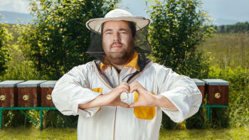 „Nejoblíbenější med mezi Čechy je květový smíšený,“ říká včelař Pavel Neumaier z Liberecka