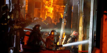 Smrtelný požár v Hanoji: V plamenech zahynulo 56 lidí, z okna vyhodili malého chlapce