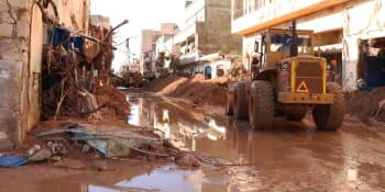 Symbol katastrofálních záplav v Libyi. Mrtvé do masových hrobů ukládá ve zničeném městě bagr