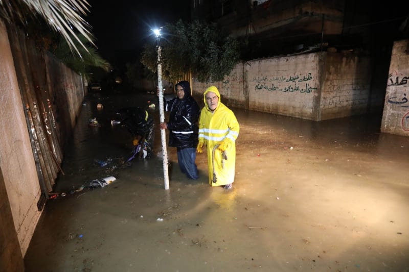 Libyjské přístavní město Derna zasáhly masivní záplavy z protržené nedaleké přehrady.