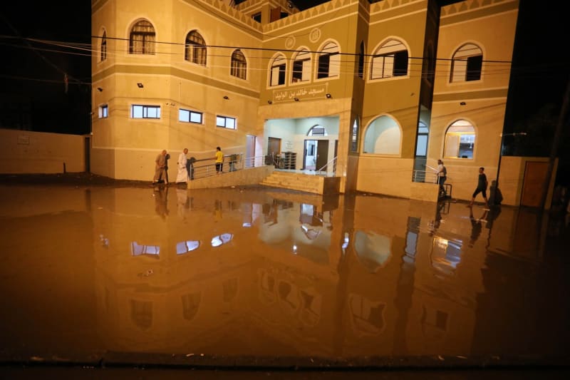 Libyjské přístavní město Derna zasáhly masivní záplavy z protržené nedaleké přehrady.