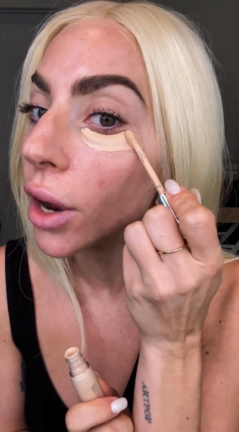 Zpěvačka natočila tutorial, jak na přirozený make-up.
