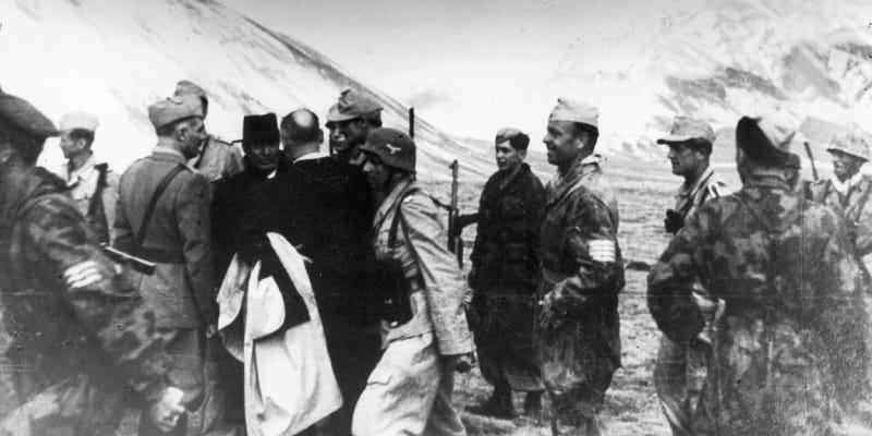 Mussolini mezi německými výsadkáři