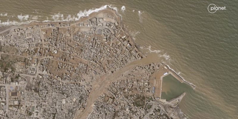 Satelitní snímky ukazují město před a po katastrofě