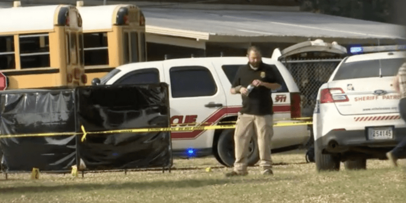 Nezletilý útočník zastřelil jednoho žáka na střední škole v Louisianě.