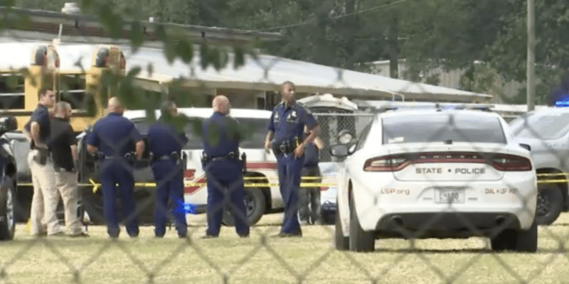 Nezletilý útočník zastřelil jednoho žáka na střední škole v Louisianě.
