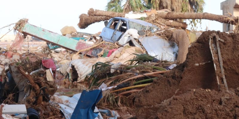 Lybijské přístavní město Derna zasáhly masivní záplavy z protržené nedaleké přehrady.