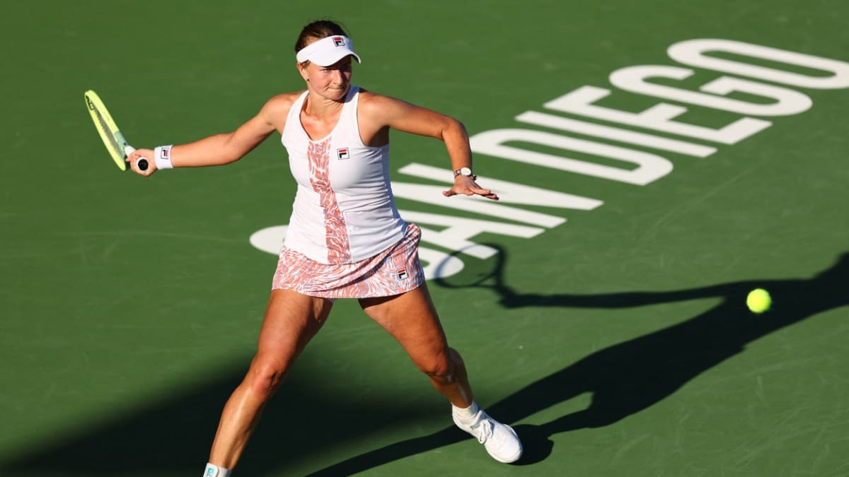 Tenistka Barbora Krejčíková se po sérii čtyř porážek dočkala na turnaji v San Diegu vítězství ve dvouhře