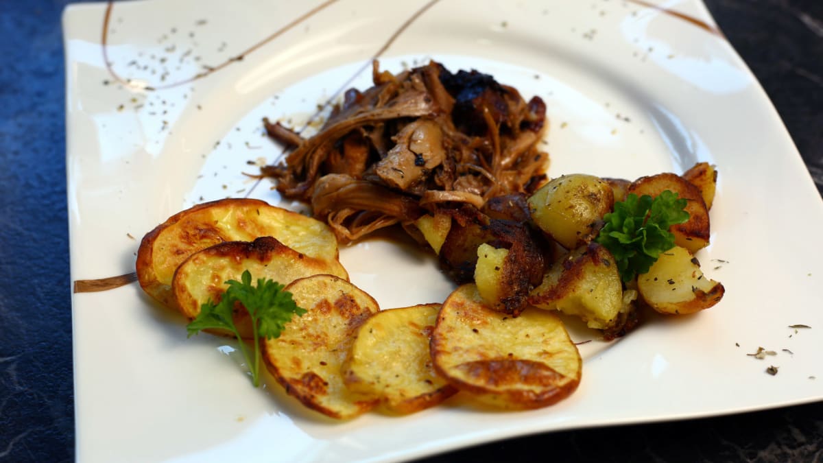 Pomalu pečené krůtí maso, příloha opečený brambor a bramborové lupínky, domácí tatarská omáčka a domácí dip barbeque