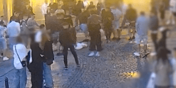 Záběry hromadné bitky v centru Prahy. Dva cizinci skončili ve vážném stavu v nemocnici