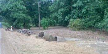 Prudké bouře řádily na Moravě: Velká voda ničila sklepy a garáže, silnice zaplavilo bahno