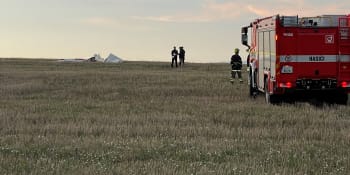 Na Karlovarsku spadl větroň, pilot na místě zemřel. Zřícený stroj našel armádní vrtulník