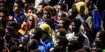 Migranti zaplavili italský ostrov. Apokalypsa, policie musí používat obušky, běduje farář