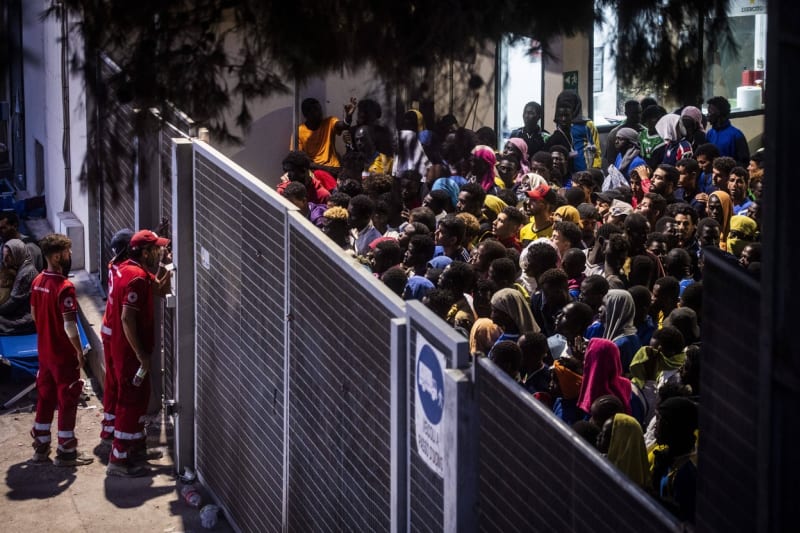 Na Lampedusu připlulo během pár dní několik tisíc migrantů (14. 9. 2023).