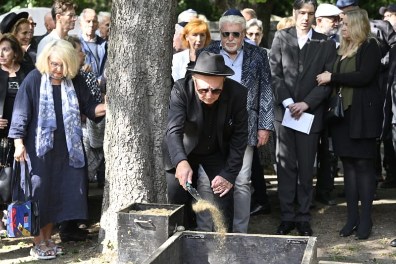 Petr Janda na pohřbu Yvonne Přenosilové.