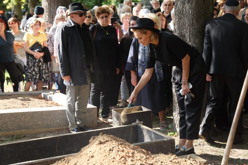 Monika Absolonová symbolicky sype hlínu na rakev Yvonne Přenosilové.