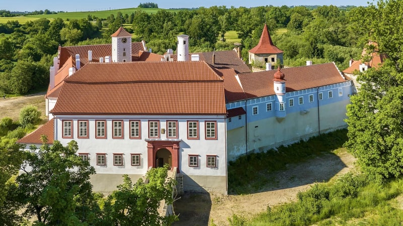 Milovníkům památek a české renesance zvlášť se po několikaleté rozsáhlé rekonstrukci letos v létě vůbec poprvé ve své historii otevřel zámek Červená Řečice na Pelhřimovsku.
