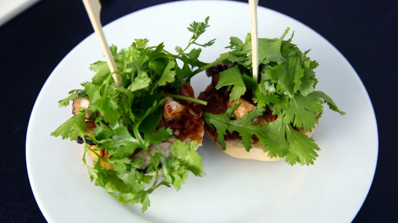 Prostřeno: Domácí houstičky s grilovaným vepřovým a remuládou z limetky, slané sojové omáčky, koriandru, česneku a majonézy