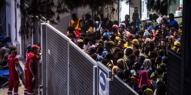 Na Lampedusu připlulo během pár dní několik tisíc migrantů (14. 9. 2023).