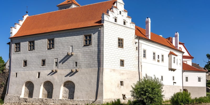 Zámek Červená Řečice: Je významným dokladem proměny středověkého sídla v reprezentativní zámeckou rezidenci. Jeho vzhled ovlivnily především renesanční a barokní úpravy.