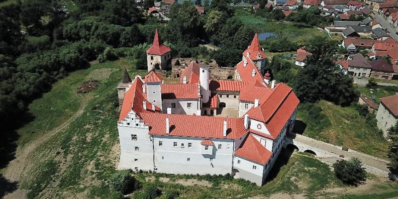 Pozoruhodný renesanční zámek pevnostního typu nemá na území Česka obdoby a patří mezi vzácné poklady české renesance.