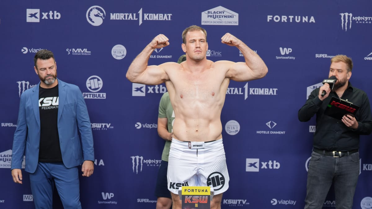 Český MMA bojovník Viktor Pešta