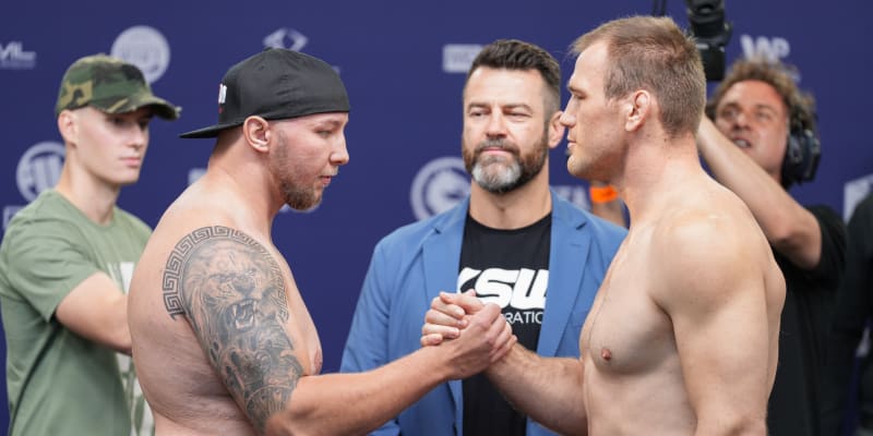 Český MMA bojovník Viktor Pešta (vpravo) se svým soupeřem Filipem Stawowym