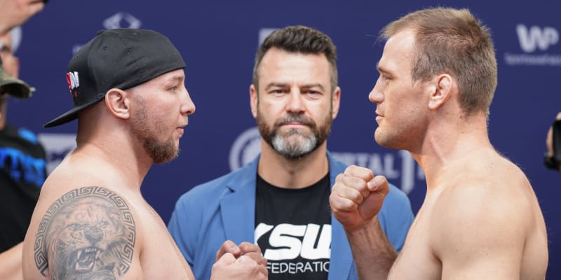 Český MMA bojovník Viktor Pešta (vpravo) se svým soupeřem Filipem Stawowym
