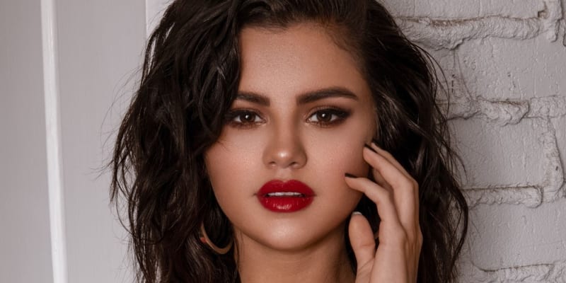 Selena Gomez vztah oznámila na sociálních sítích.
