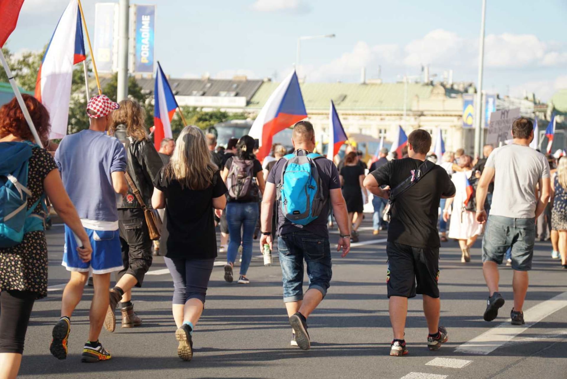 Mnozí účastníci demonstrace opouštějí akci po Severojižní magistrále (16. 9. 2023).