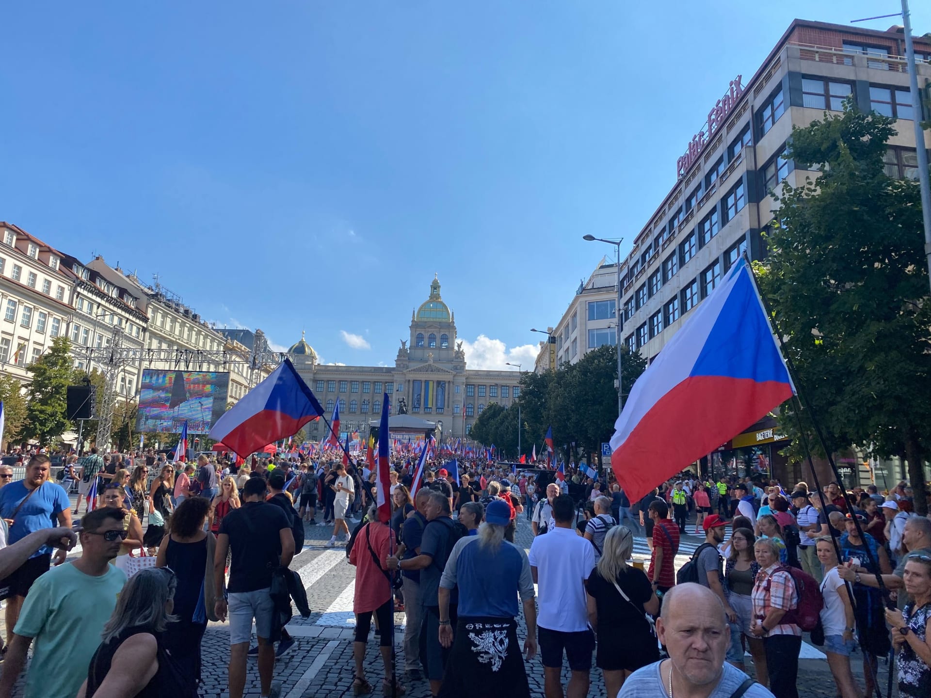 Václavské náměstí se začíná plnit (16. 9. 2023).