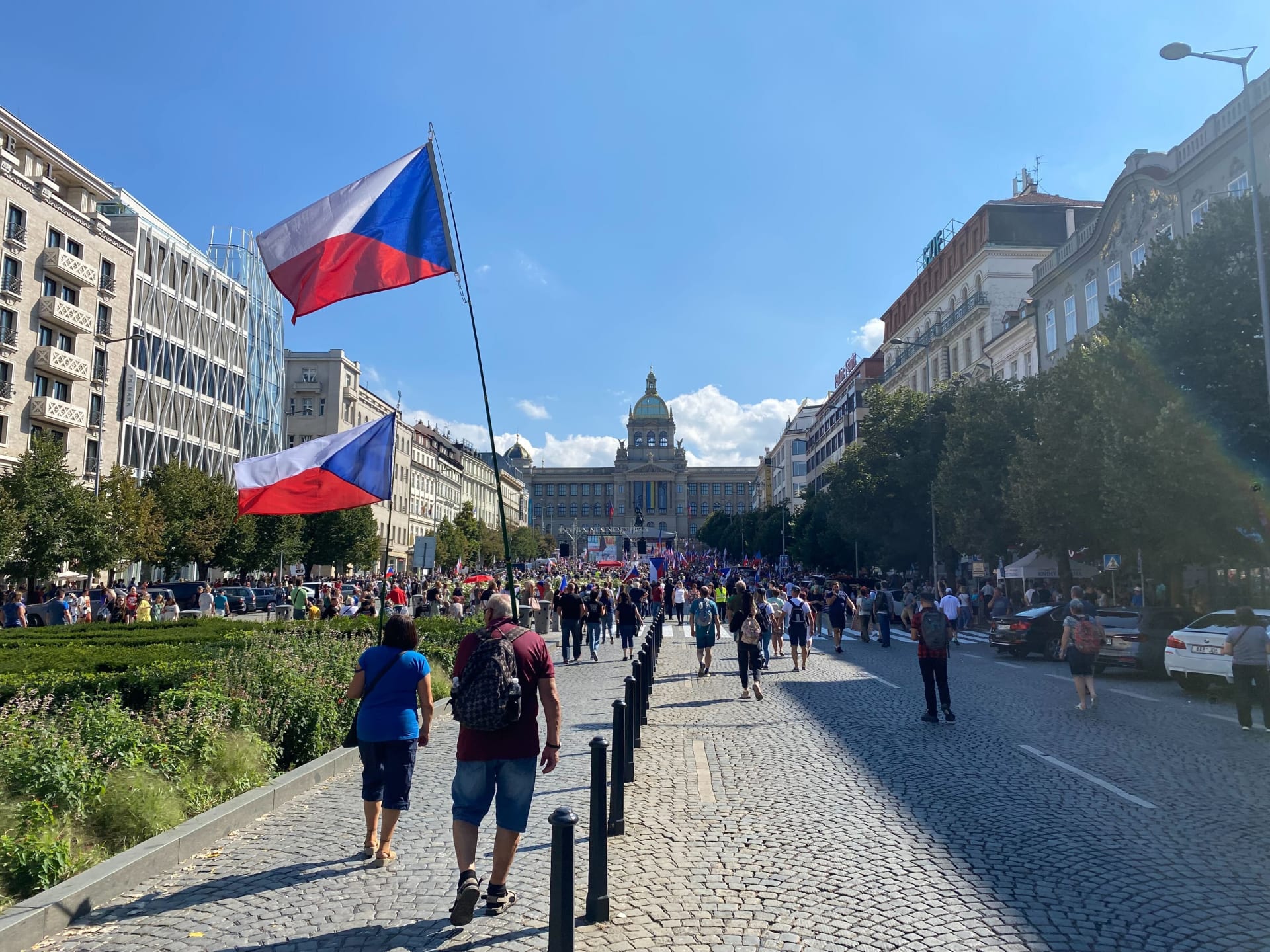 Václavské náměstí se začíná plnit (16. 9. 2023).
